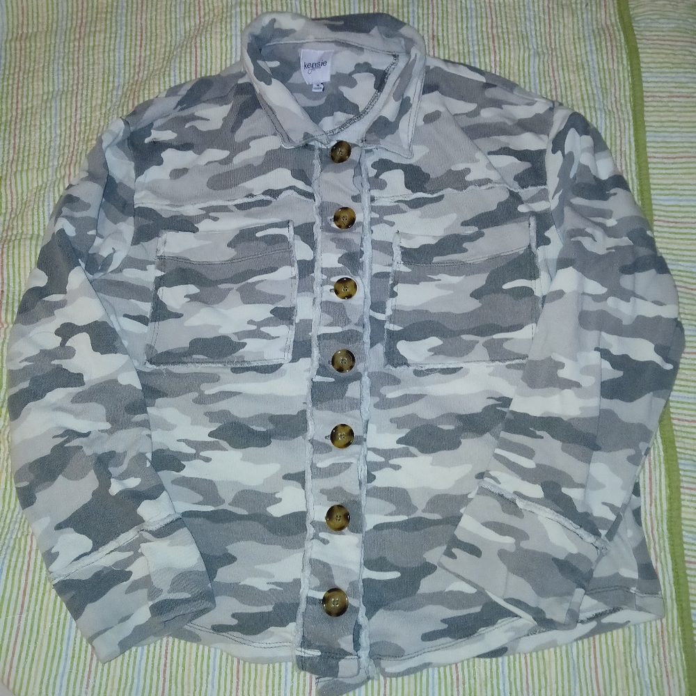 NEW KENSIE JEANS WOMENS SIZE MEDIUM GREY CAMOUFLAGE BUTTON UP SWEATSHIRT SHIRT